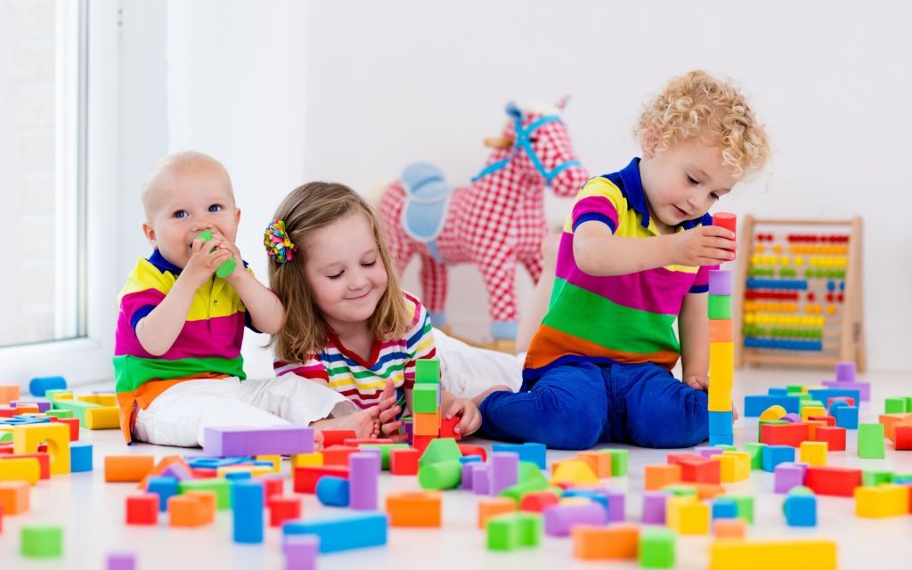 konstruktor-playing-colorful-toy-blocks-kids-deti-igra-1.jpg